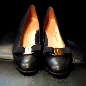 1970's Rosina Ferragamo navy blue pumps